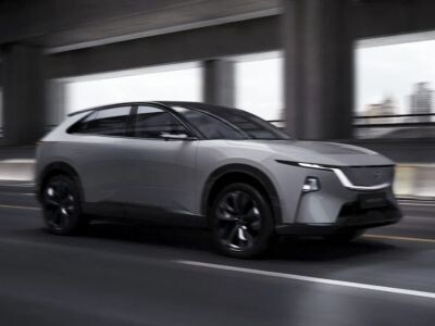    Mazda показала новый электрокроссовер с огромным экраном в салоне