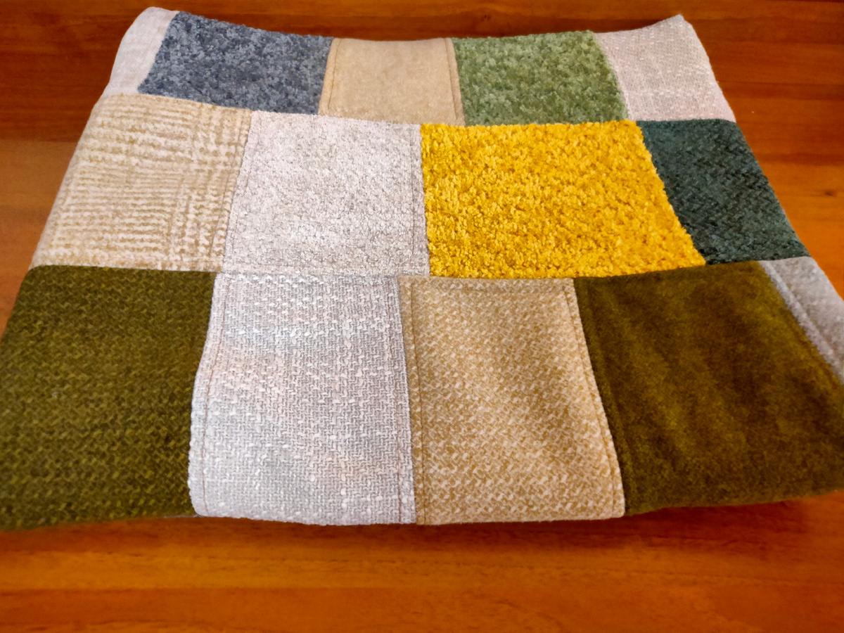 Можно всё сшить. Можно сделать полезную вещь из кусочков, а можно испортить целый отрез