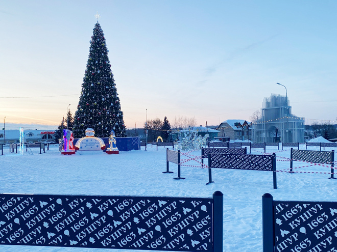 
На Соборной площади сейчас оформился лабиринт из ограждений, а если посмотреть под другим углом - хороводы.