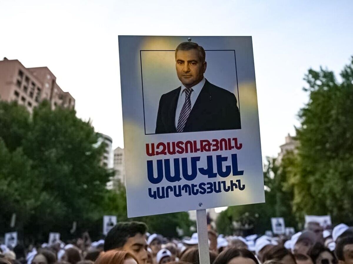    Плакат с надписью "Свободу Самвелу Карапетяну" во время акции в Ереване в поддержку арестованного владельца компании "Ташир Групп" © РИА Новости . Стрингер