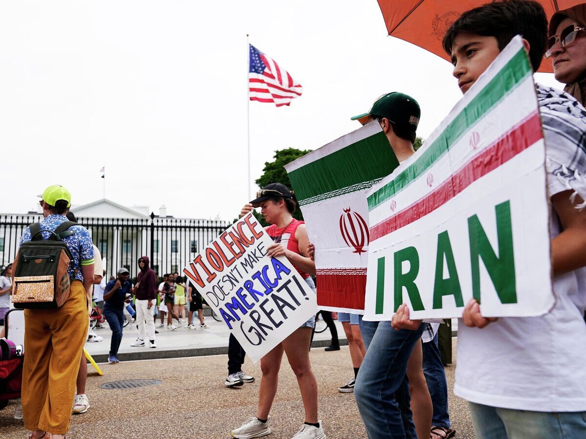    Акции протеста против против удара США по объектам в Иране возле Белого дома в Вашингтоне | © AP Photo / Jose Luis Magana