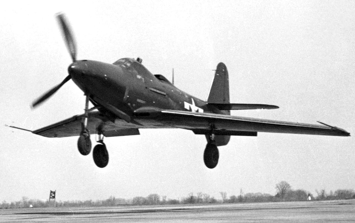 Взлетает экспериментальный самолет Белл L-39-1 со стреловидным крылом 