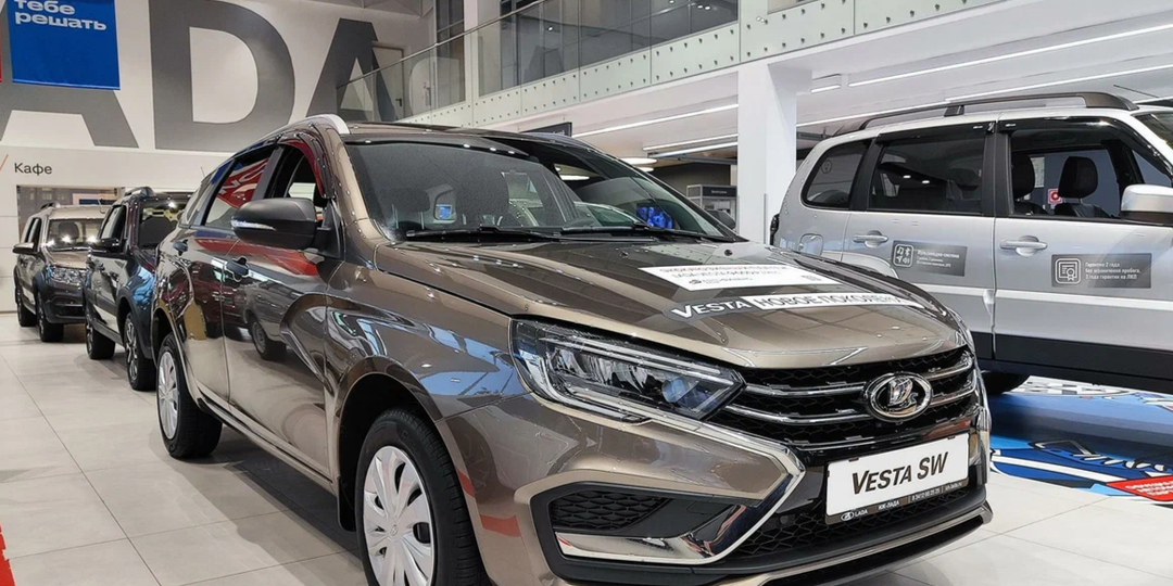 Заехал к дилеру Лада. За сколько продают Весты универсал и Cross? Сколько переплата за допы? Какие скидки есть?