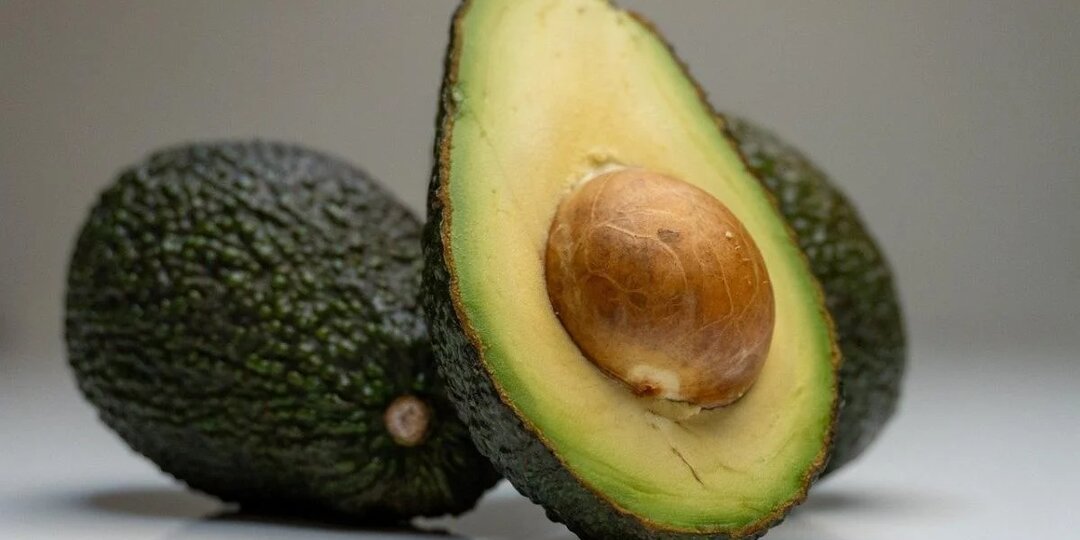 Как удалить косточку авокадо без усилий за несколько секунд: тиктокер показал хитрый трюк