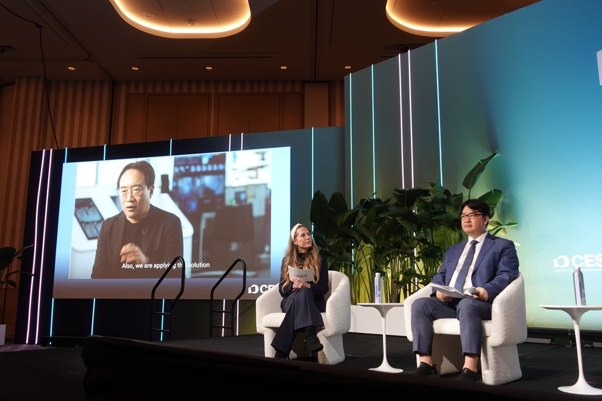 Генеральный директор DeepX Ким Нок Вон (справа) принимает участие в панельной дискуссии по теме «Ускорение физического искусственного интеллекта» вместе с мировыми лидерами, включая Hyundai Motor Robotics Lab, Baidu и Wind River, на мероприятии «CES Foundry» в Лас-Вегасе, США, 8 января (по местному времени) [Предоставлено DeepX]