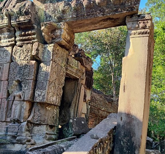 Совсем недалеко от археологического парка Ангкор среди полей и лесов спрятан большой комплекс под названием Banteay Thom, что переводится