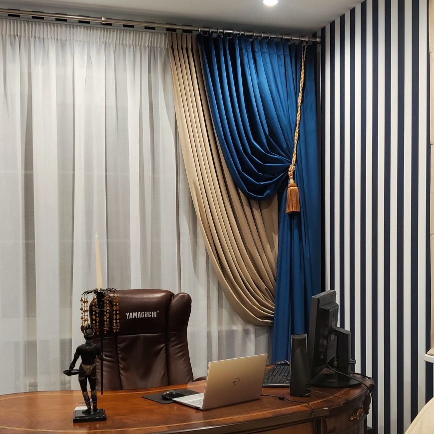 Функциональные и декоративные синие  шторы из бархата для кабинета
