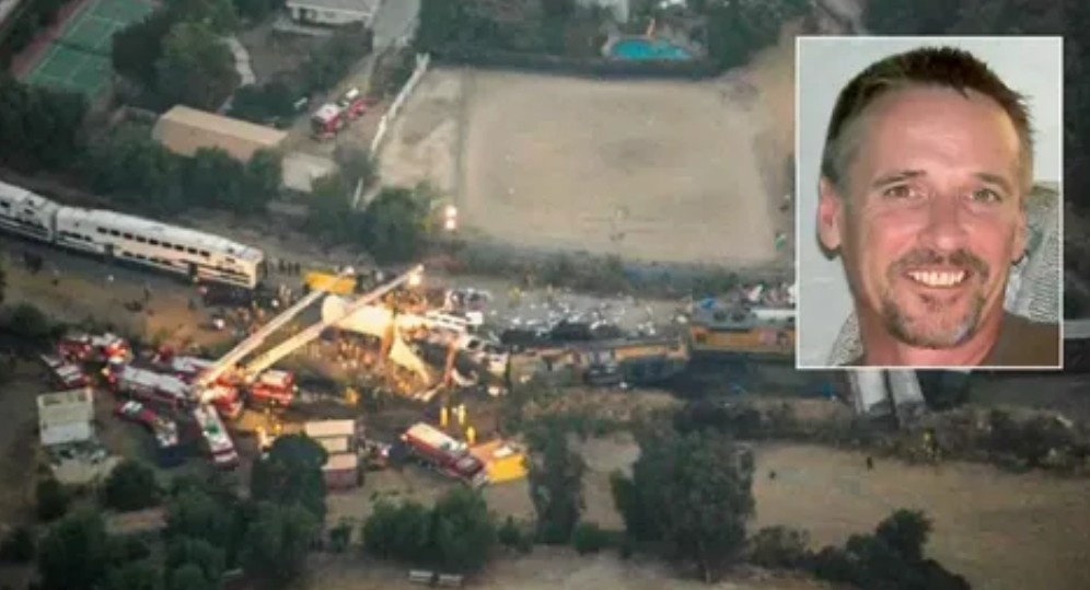 Случай с Чарльзом Пеком, 49-летним мужчиной, который погиб в железнодорожной катастрофе в долине Сан-Фернандо 12 сентября 2008 года. 
За 11 часов после трагедии он сделал 35 телефонных звонков своим близким, но в трубке каждый раз слышались странные помехи. Когда тело Пека нашли, врачи пришли к выводу, что мужчина скончался сразу после аварии. 
Следователи так и не смогли до конца объяснить, почему с телефона Пека поступали звонки родственникам. Одна из версий — аппарат оказался под обломками, они перемещались и происходило нажатие на кнопки быстрого набора. 
