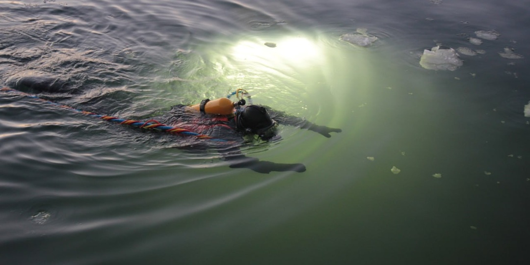 Корабли ОСК на службе: спасательный буксир принял участие в тренировке водолазов Северного флота в условиях низких температур