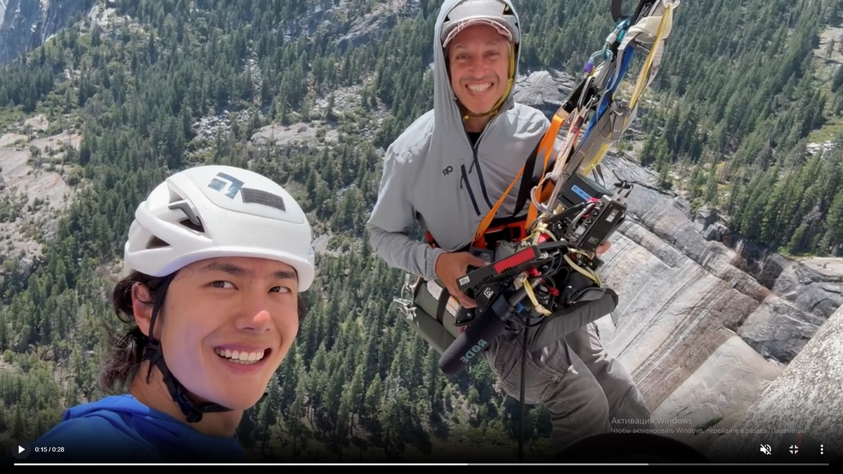 оператор, которому тоже пришлось стать скалолазом, чтобы снимать покорение гор (скриншот)