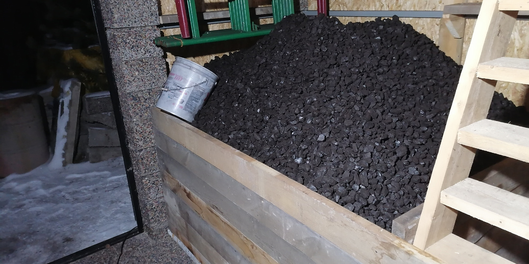 Газа нет. Сколько нужно угля для отопления дома 120 м2 в Сибири и много ли времени уходит на работу кочегаром?