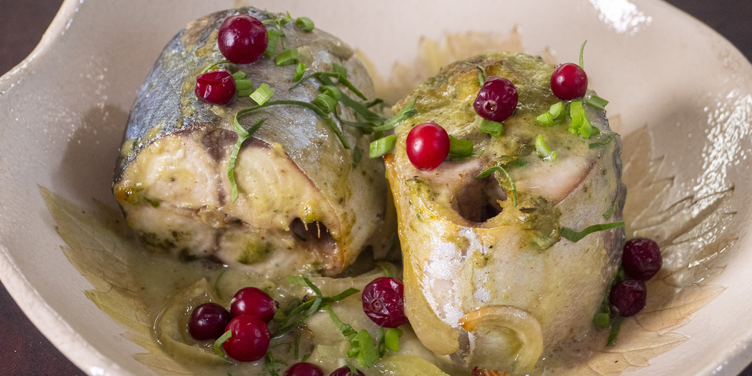 Запечённая скумбрия с соусом — нежная, ароматная и праздничная!