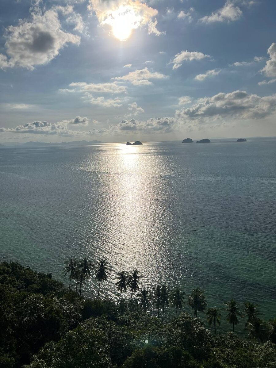 Самый залипательный вид на закат именно с этого места - с высоты).