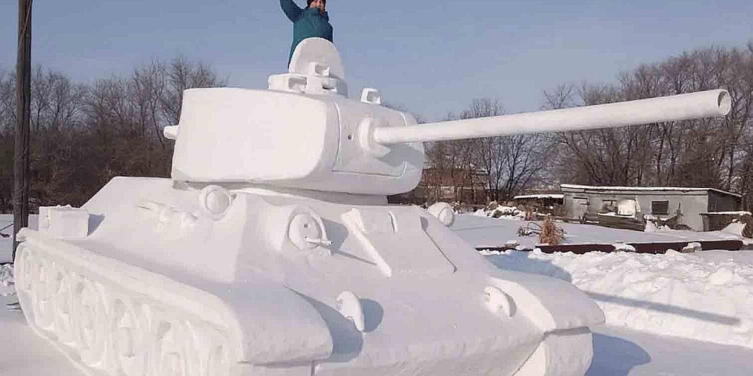 Сугробы в легендарные машины СССР превратил амурчанин