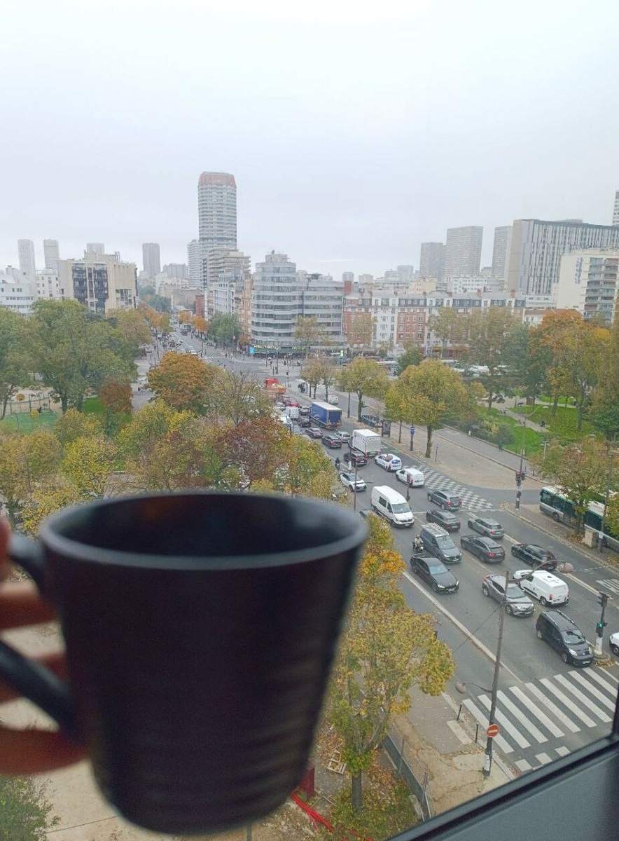 Вид на современный Париж из окна отеля Ibis Styles Paris Meteor Avenue d’Italie