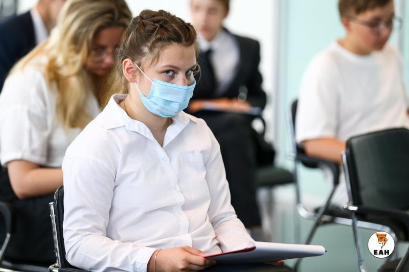    ЕАН. Медицинская маска на девушке