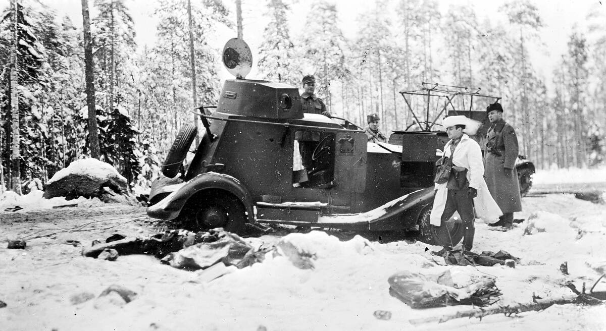 Финны у разбитого советского бронеавтомобиля в Карелии.