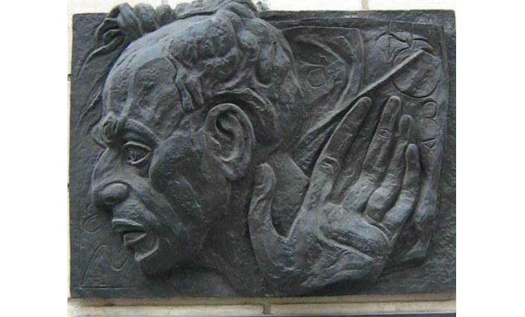 Памятная табличка на стене дома, где жил Лев Ландау до 1924 года, Баку