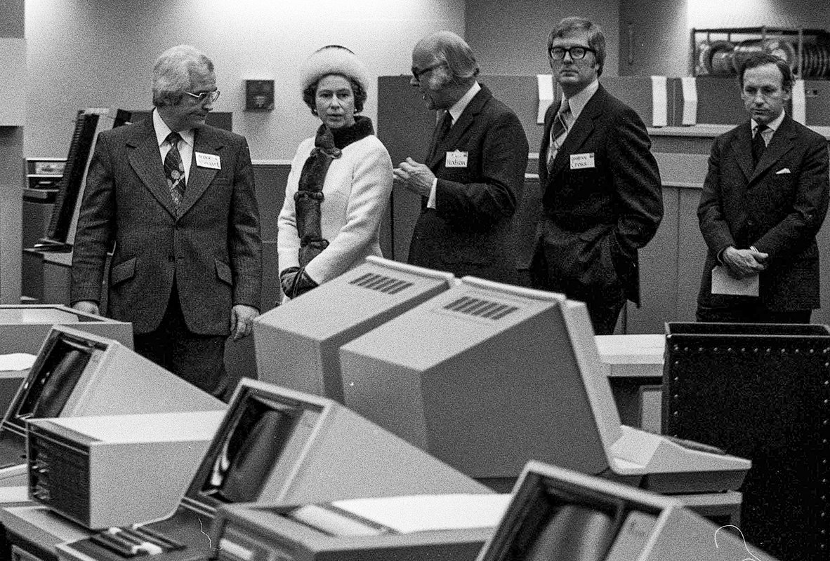 Королева Великобритании Елизавета II в университете перед написанием своего первого e-mail