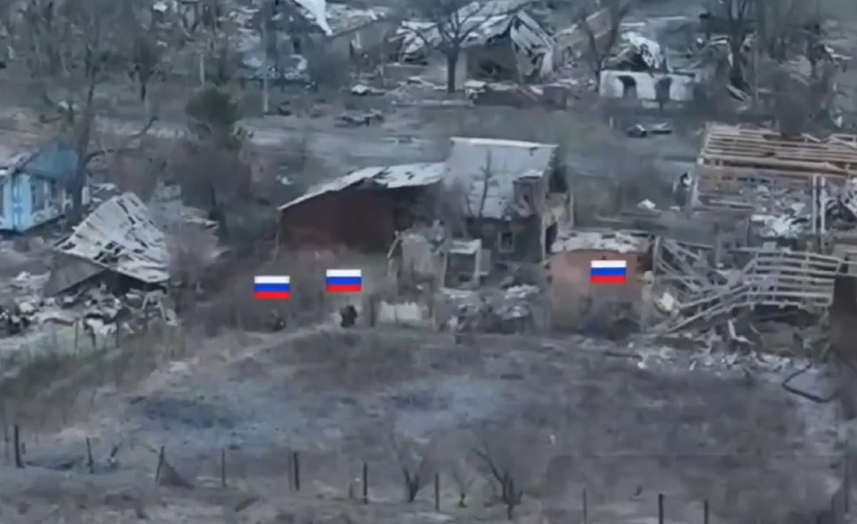 Современная война не имеет ничего общего с "кинохроникой" и художественными фильмами об отечественной войне. Малые штурмовые группы действуют максимльно скрытно, но в тоже время находится под постоянным присмотром. Однако, иногда случается "проморгать" изменения. Что из этого получается?