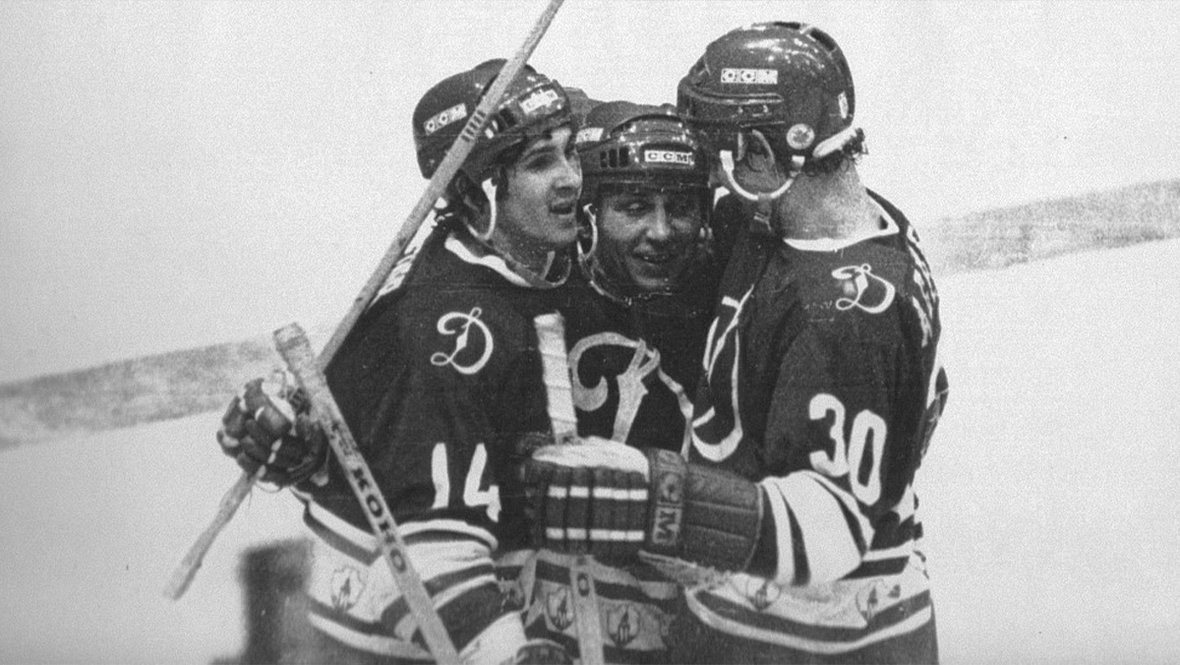    Сергей Светлов и Анатолий Семенов поздравляют Владимира Девятова с заброшенной шайбой.Личный архив