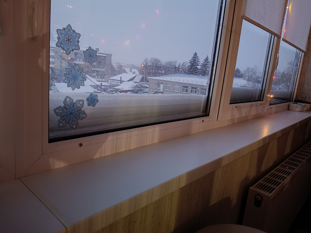 Окна залеплены снегом!