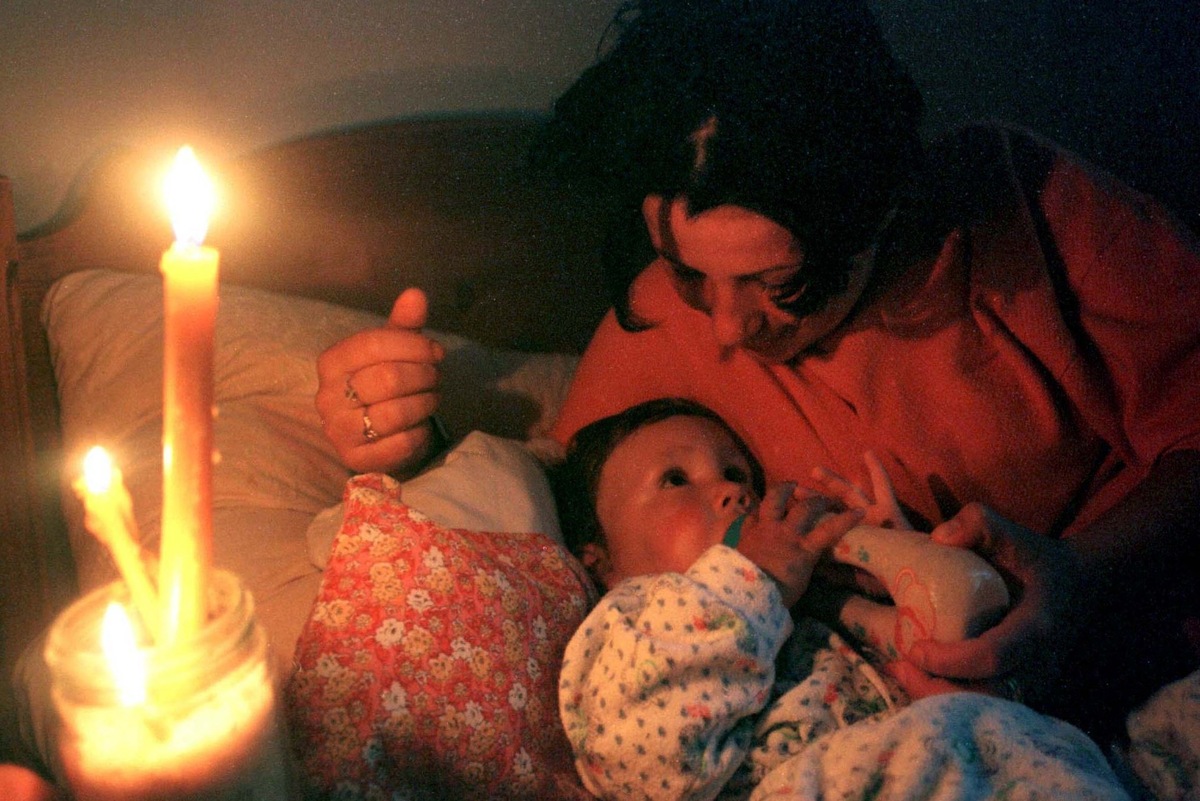    Женщина кормит своего ребенка в бомбоубежище без электричества в центре Белграда после того, как 8 мая завыли сирены воздушной тревоги. Тысячи людей проводят ночи в убежищах с тех пор, как над Югославией начались воздушные полеты сил НАТО./REUTERS