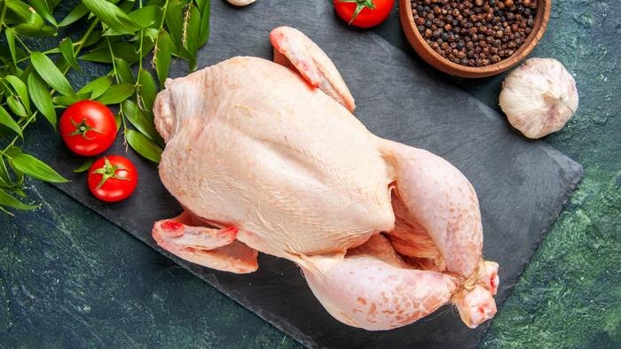 7 блюд из одной курицы для экономного семейного меню. Обложка © Freepik