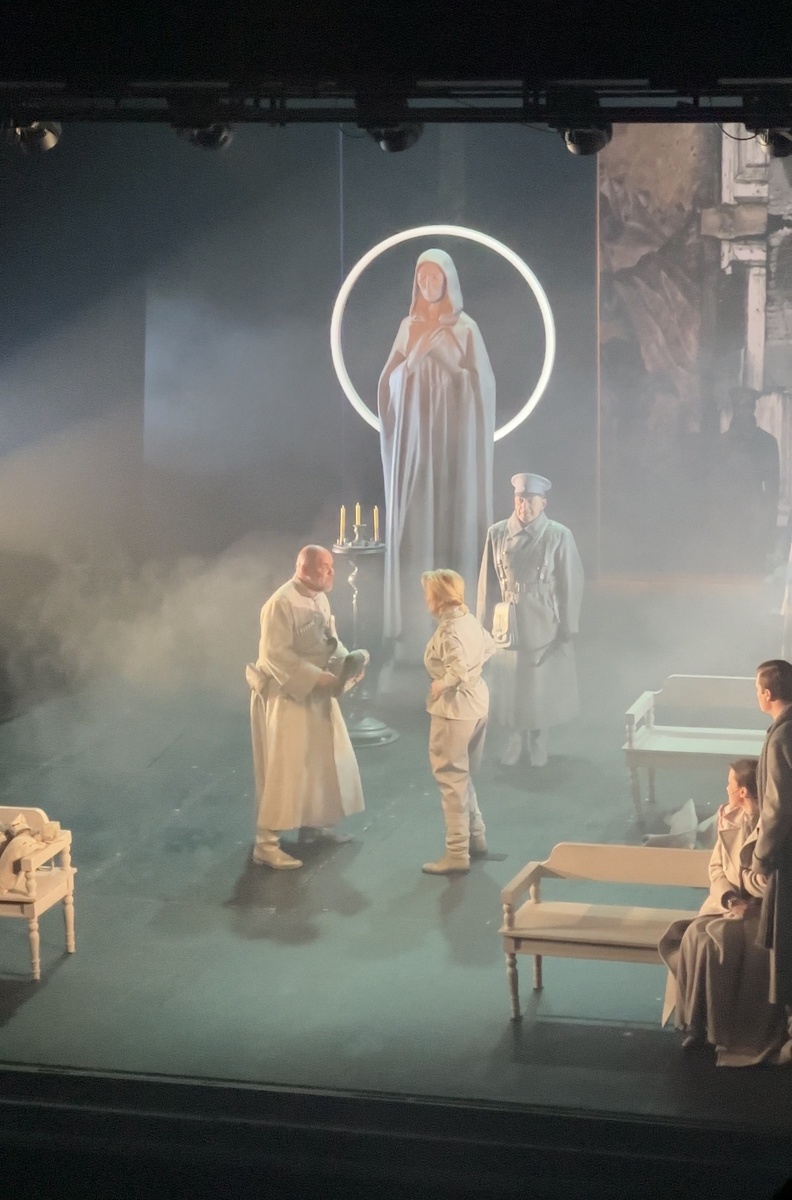 Максим Аверин и Анна Якунина в спектакле «бег» в театре «Ленком» Марка Захарова 