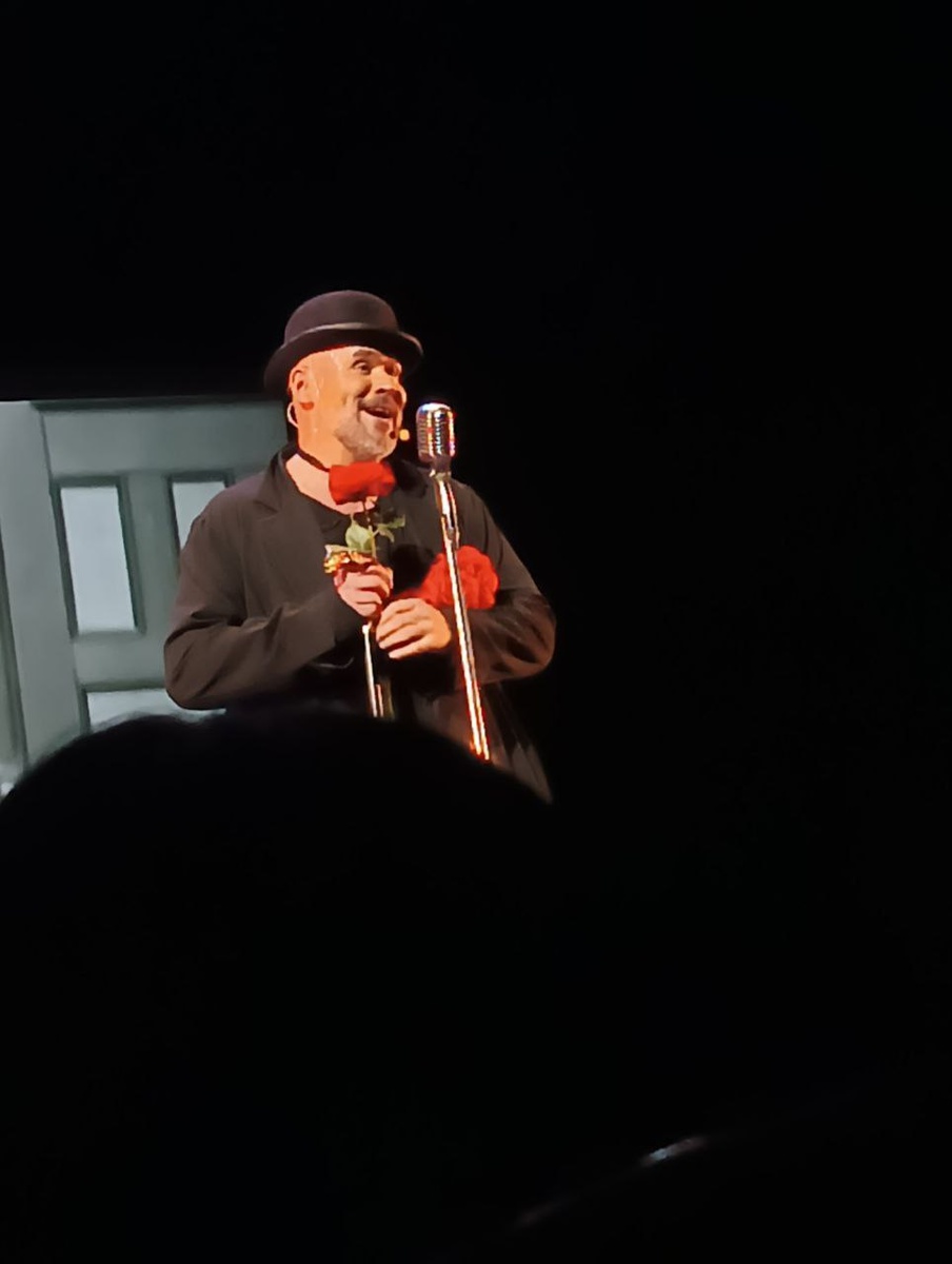 Максим Аверин в своем моноспектакле «Научи меня жить»