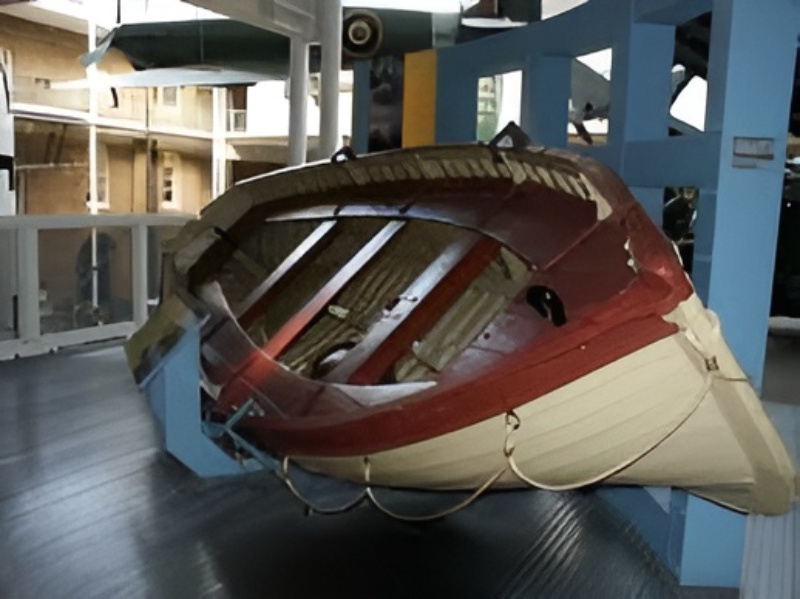 Шестивесельная шлюпка. Экспонат Имперского военного музея в Лондоне.
