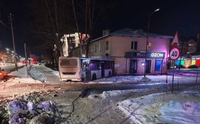 Место ДТП с автобусом в Великом Новгороде. Обложка © VK / ГОСАВТОИНСПЕКЦИЯ ВЕЛИКИЙ НОВГОРОД