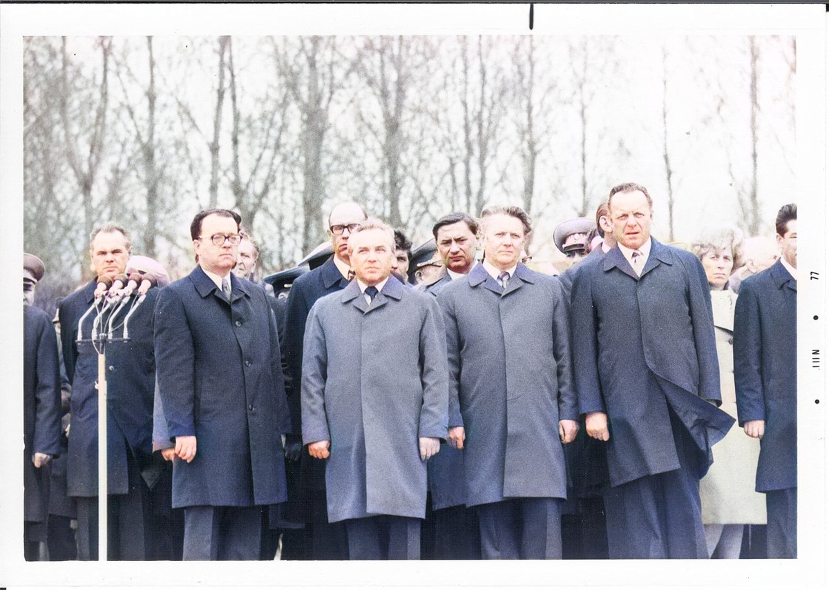 Григорий Васильевич Романов (в центре) на Пискарёвском мемориальном кладбище, 9 мая 1977 г.