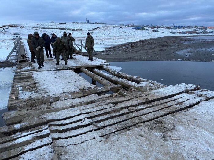 Для разбора остатков моста собралась внушительная команда / Фото: администрация Алеутского муниципального округа