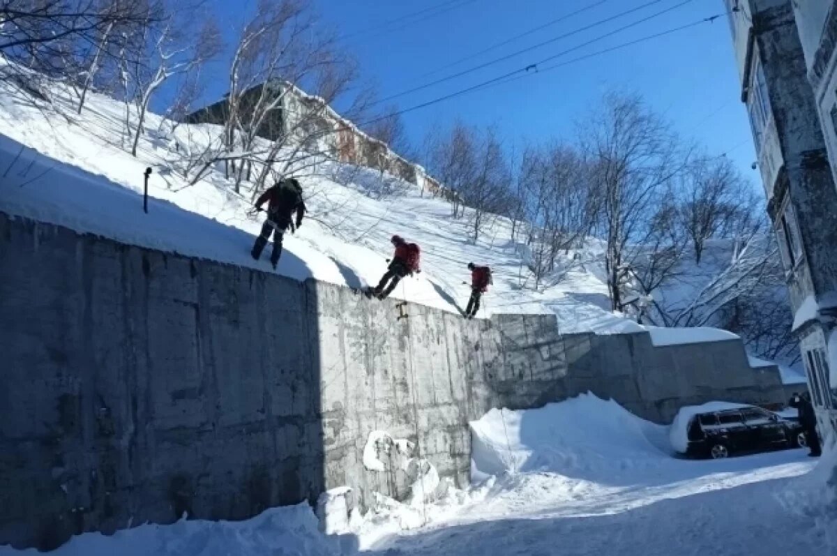    Камчатские спасатели занимаются принудительным спуском лавин