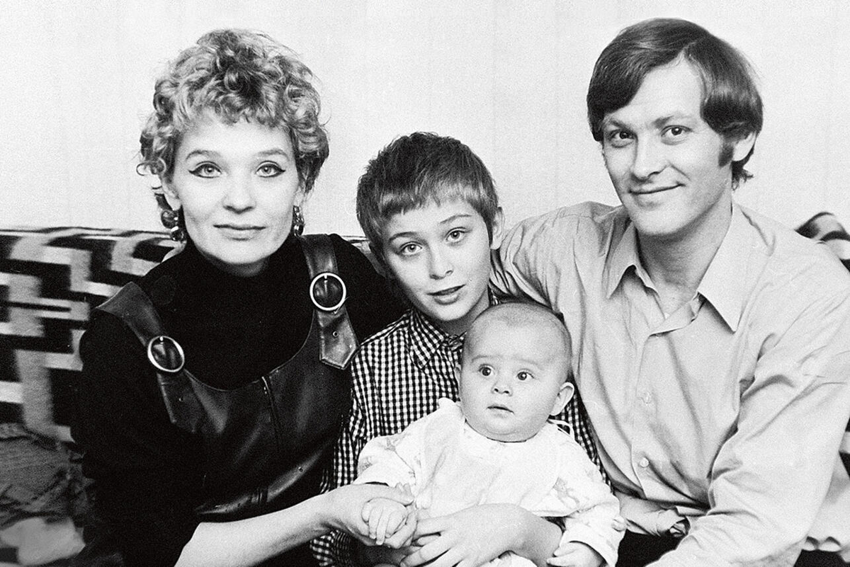 Светлана с детьми и мужем