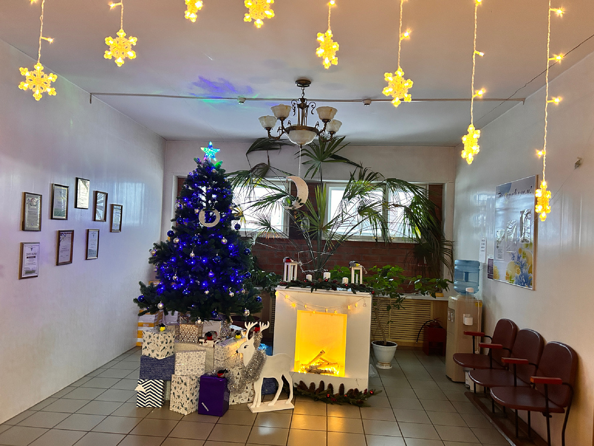 У нас на работе ещё стоит елка