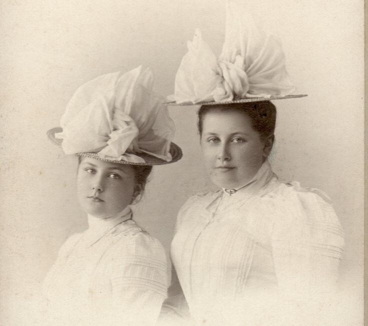 Анна Танеева с сестрой. Начало 1900-х гг.