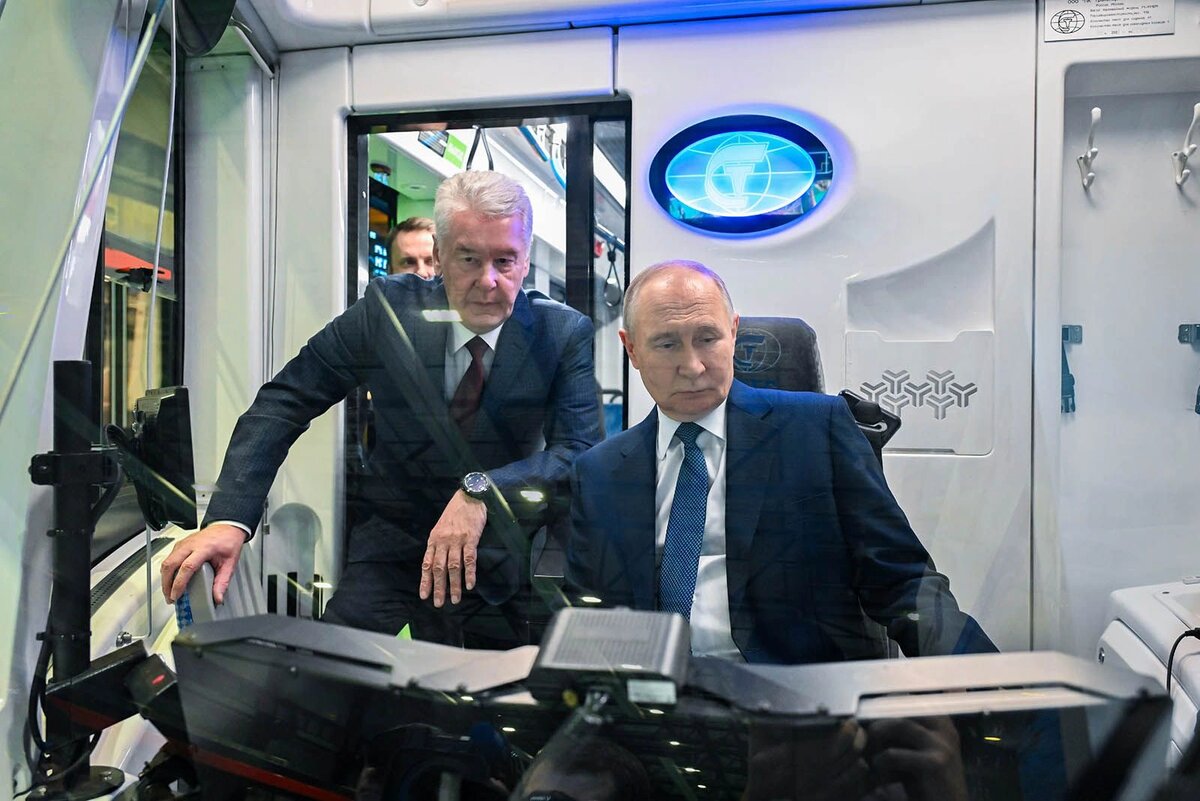   Президент и мэр осматривают кабину беспилотного поезда в московском метро
