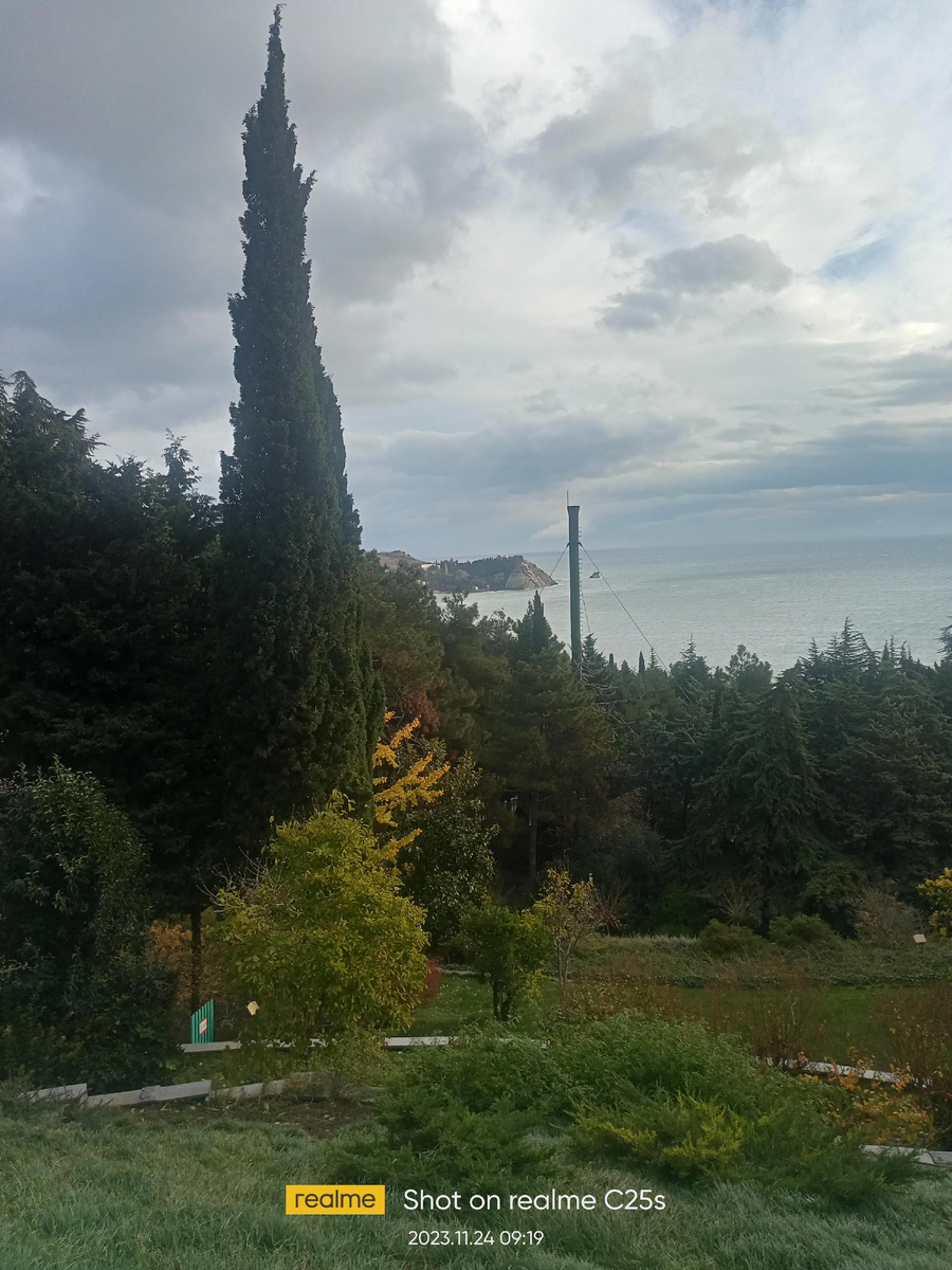 Фото автора. Партенит. Вид из окна отеля «Фоаминго» 2023 год.