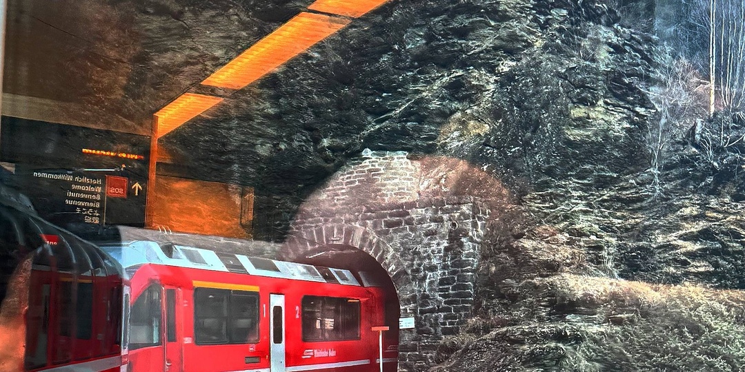 Швейцария: Ретийская железная дорога, включённая в список Всемирного наследия ЮНЕСКО, и нетронутые альпийские ландшафты