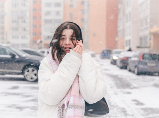    Девушка идет по улице в метель //Фото pvproductions, freepik.com