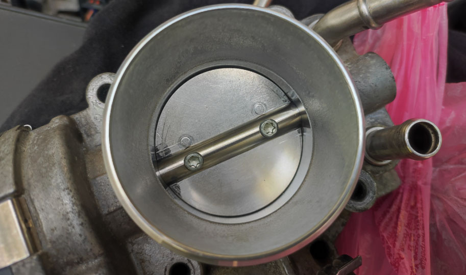 Дроссель чистый, но машину "колбасит" на холостых: причина банальна — и это не датчики, но многим невдомёк