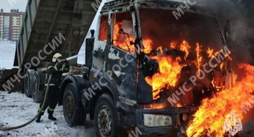 Под Брянском в «Мегаполис Парке» при загадочных обстоятельствах сгорел грузовик