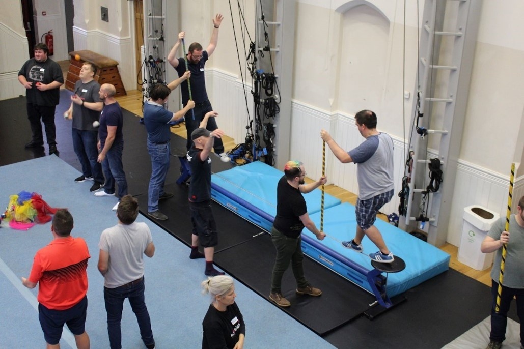 Однодневный тимбилдинг по-цирковому, фото отсюда: https://www.nofitstate.org/