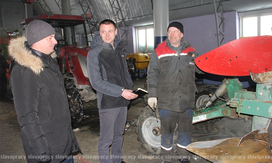 Весна врасплох не застанет: как аграрии Копыльщины готовят технику к посевной