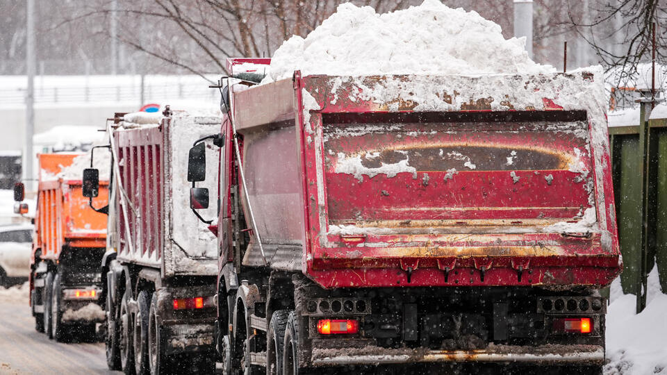     Собянин рассказал об обновлении парка дорожно-уборочной техники в Москве ИЗВЕСТИЯ/Сергей Лантюхов