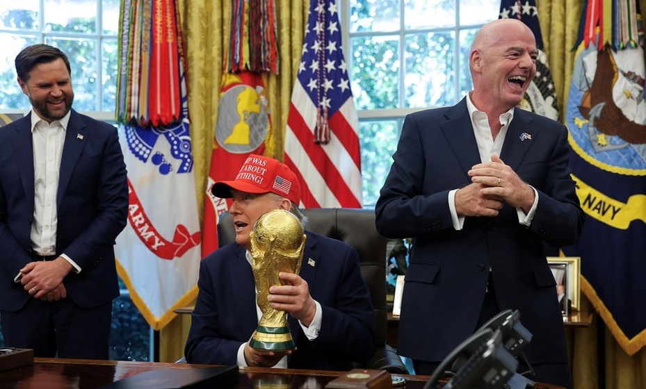    Трамп уже держал в руках Кубок мира-2026. Фото: Reuters