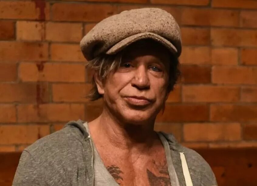    Микки Рурк пытается вернуть деньги, собранные для него фанатами — подробности