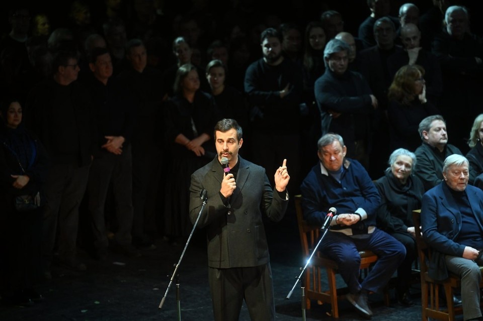    Иван Ургант расплакался на прощании с актером Игорем Золотовицким Евгения ГУСЕВА